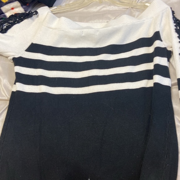 Romantic Embroidered off the shoulder sweater - Picture 5 of 8